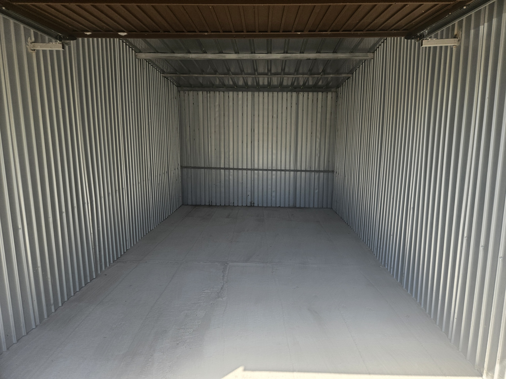 Interior garaj curat